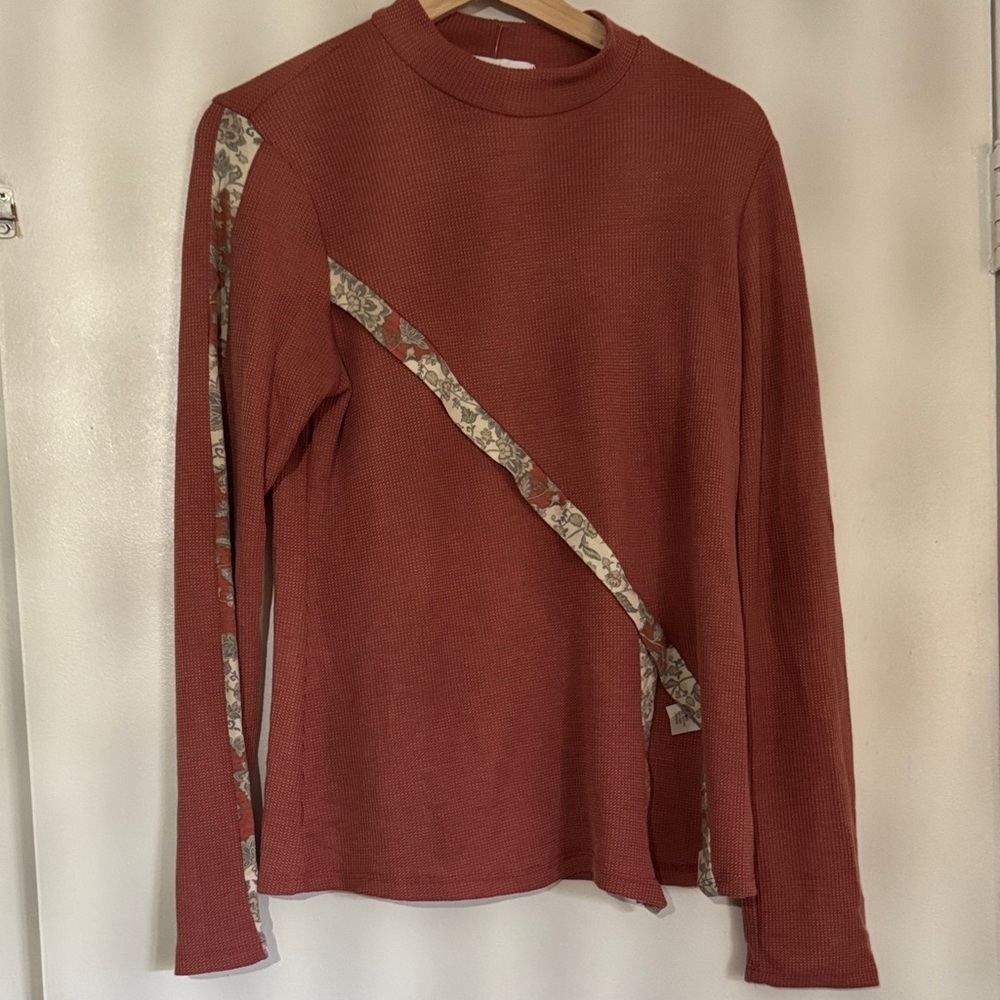 Women's Rust Long Sleeve Top with Floral Accents
Size Large
Boho style